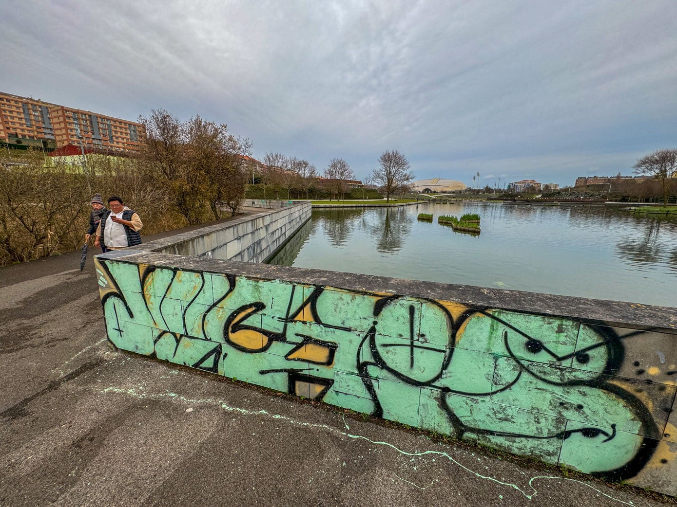 Más grafitis rodeando el lago.