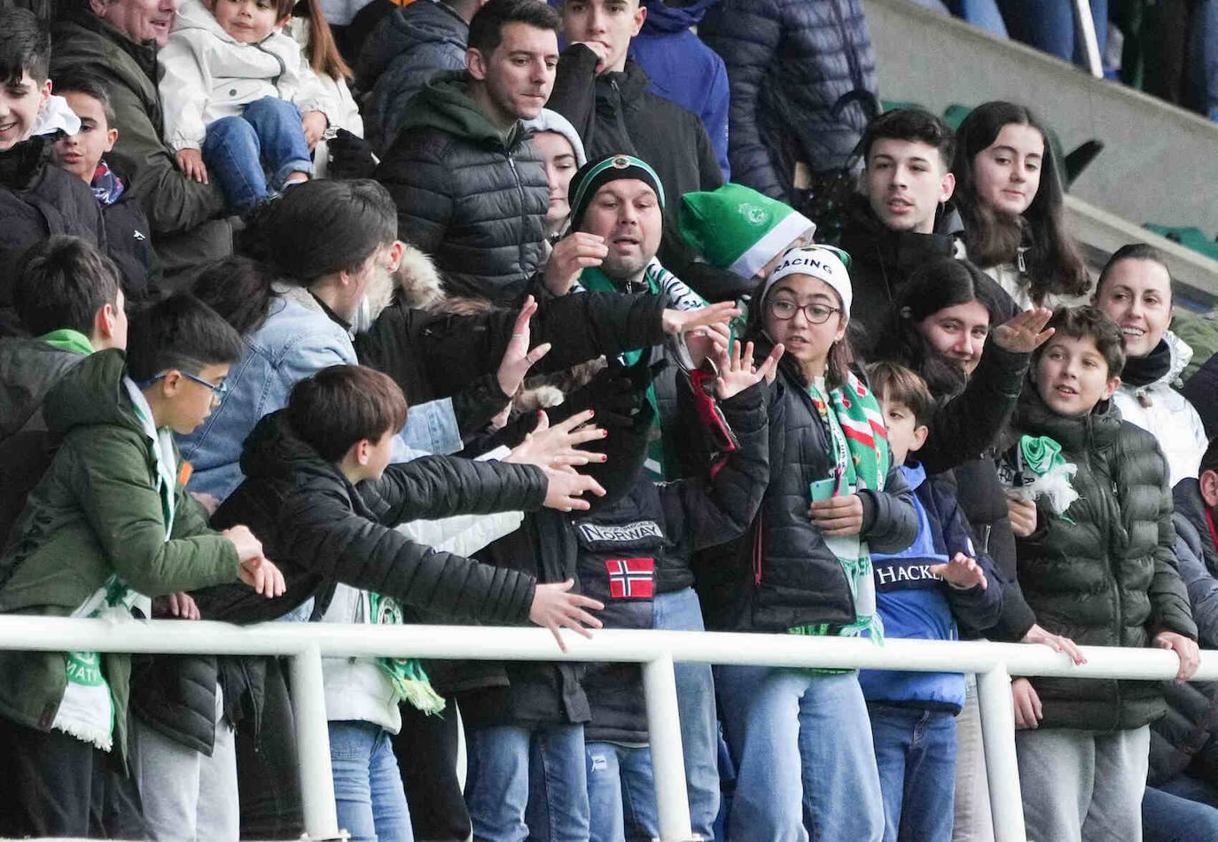 Los aficionados, a la caza de unos guantes.