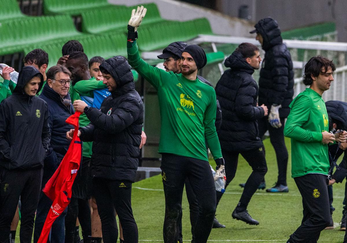 Imagen principal - El saludo de Ezkieta, la Tribuna Principal muy poblada y un aterido José Alberto.