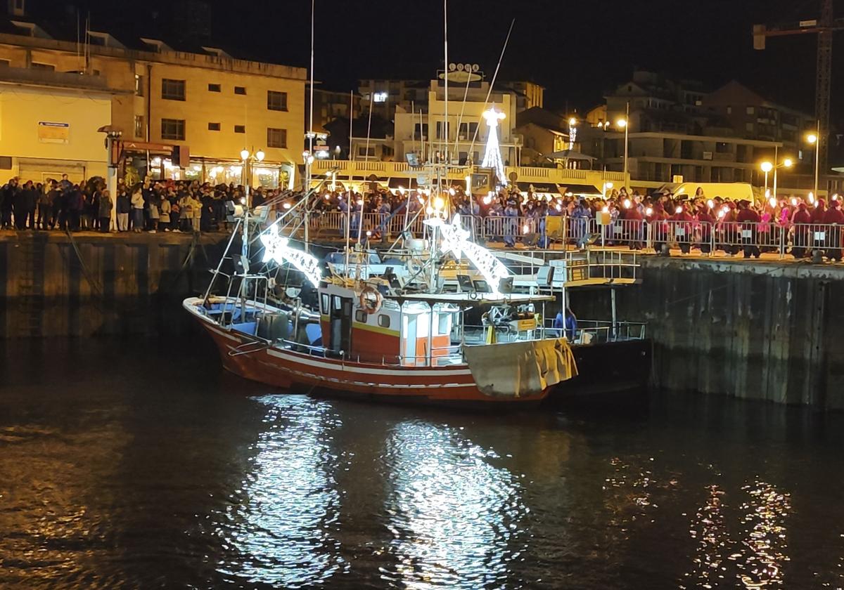 Suances recibe a Sus Majestades en barco