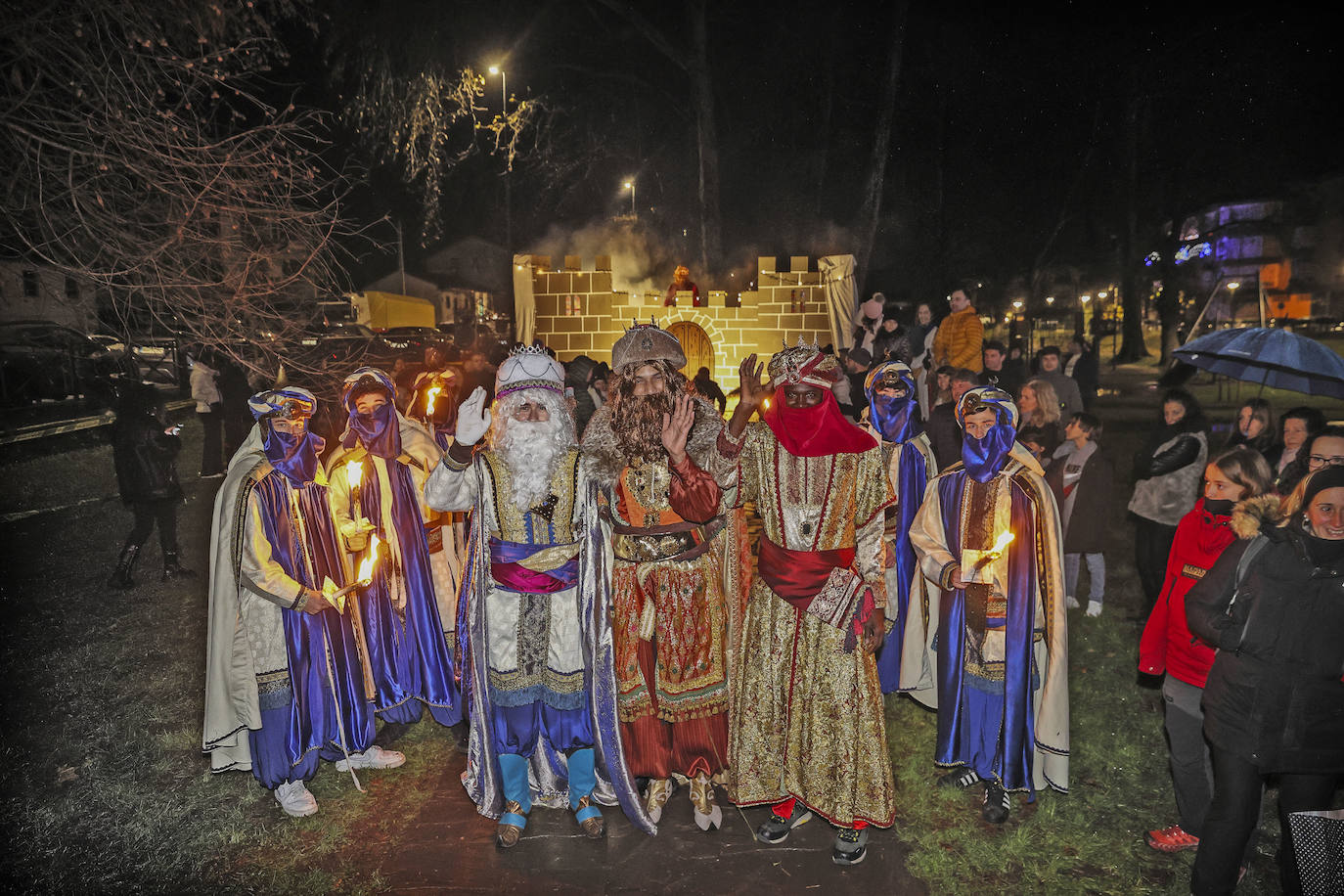 El Castillo de Herodes al fondo del escenario mientras los Reyes Magos Saludan