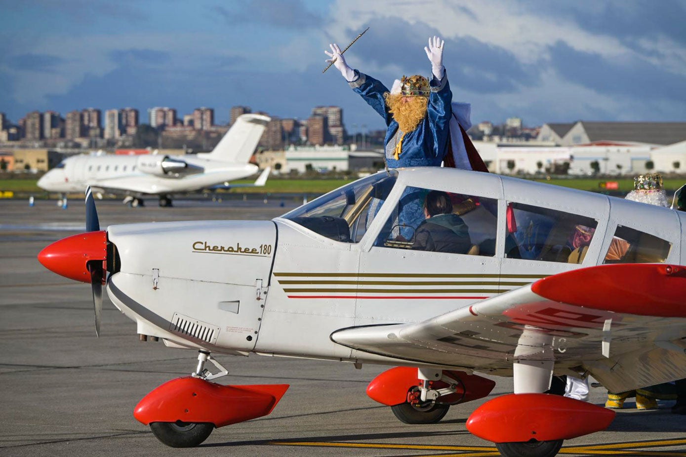 Gaspar saluda a las familias desde la avioneta.