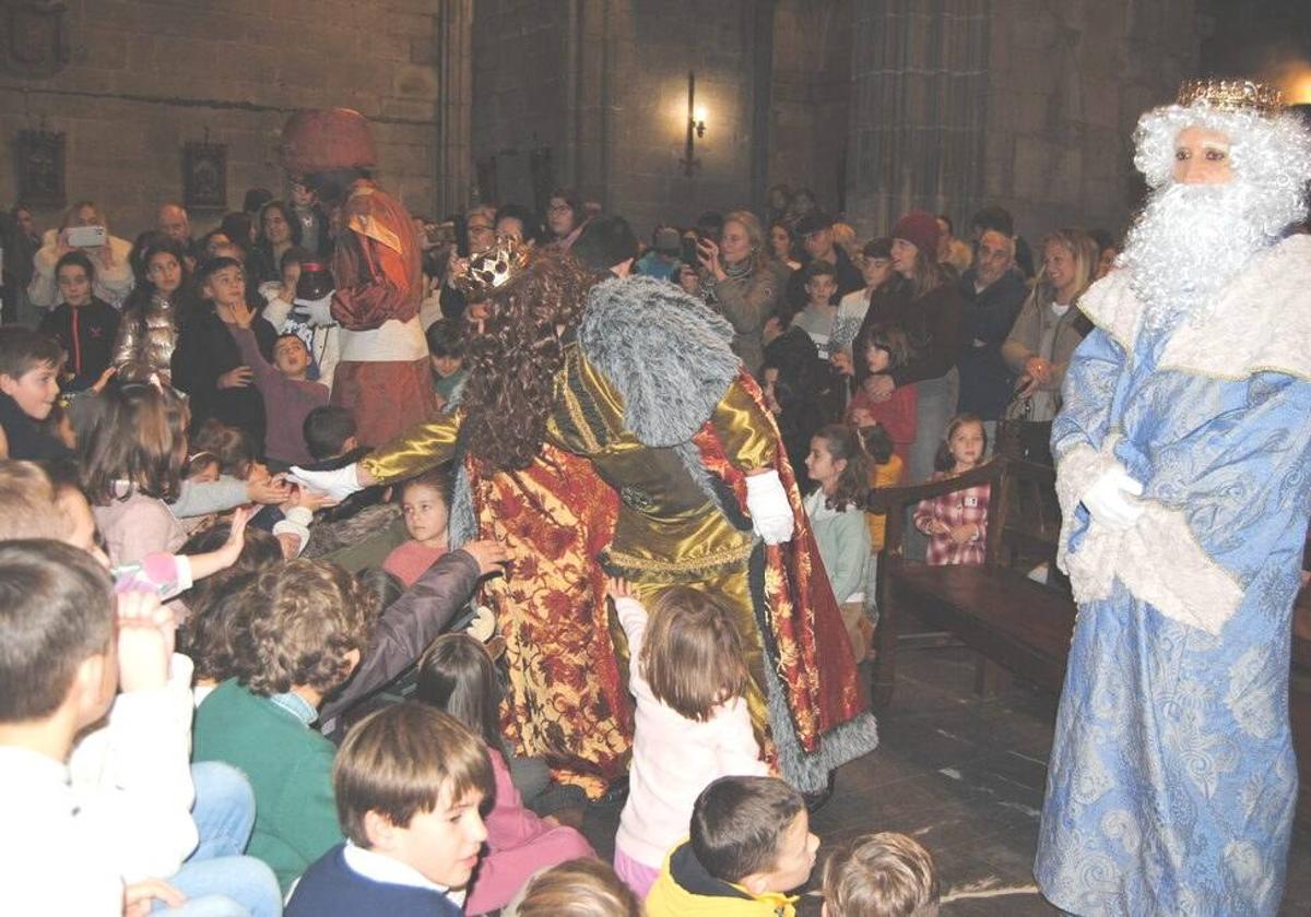 Melchor, Gaspar y Baltasar entran a Santoña en dos coches patrulla