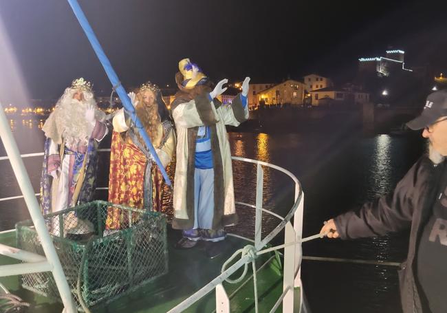 Sus Majestades llegaron al puerto de San Vicente de la Barquera a bordo del pesquero Hermanos Peñil