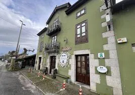 Fachada del establecimiento, junto a la antigua carretera.