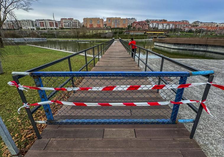 Las plataformas que acceden, sin atravesar, al lago artificial están valladas para que los visitantes no puedan caminar sobre ellas.