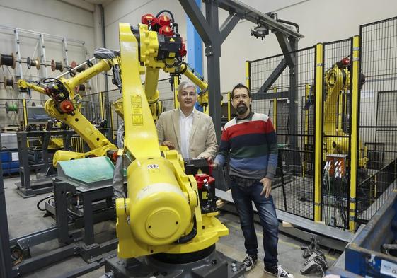 César Oruña y Alberto Odriozola (derecha), responsables de Ingemotions, en las instalaciones de Reocín.