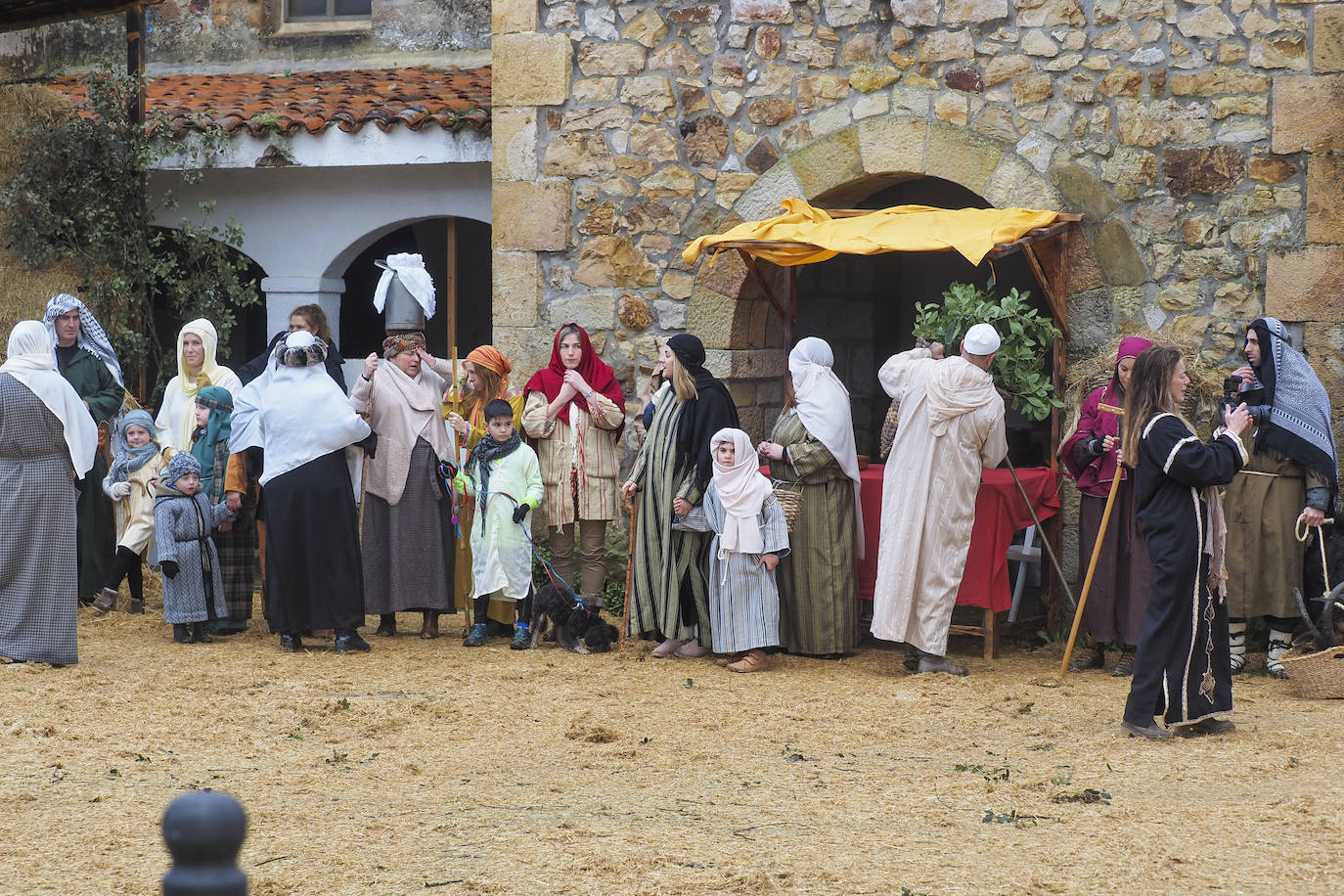 Los participantes tomando sus puestos en el Belén viviente.