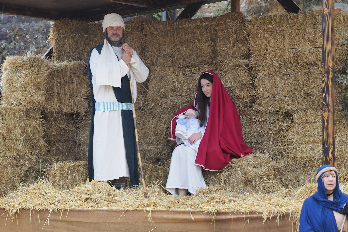 José y la Virgen María adoran al recién nacido en el pesebre.