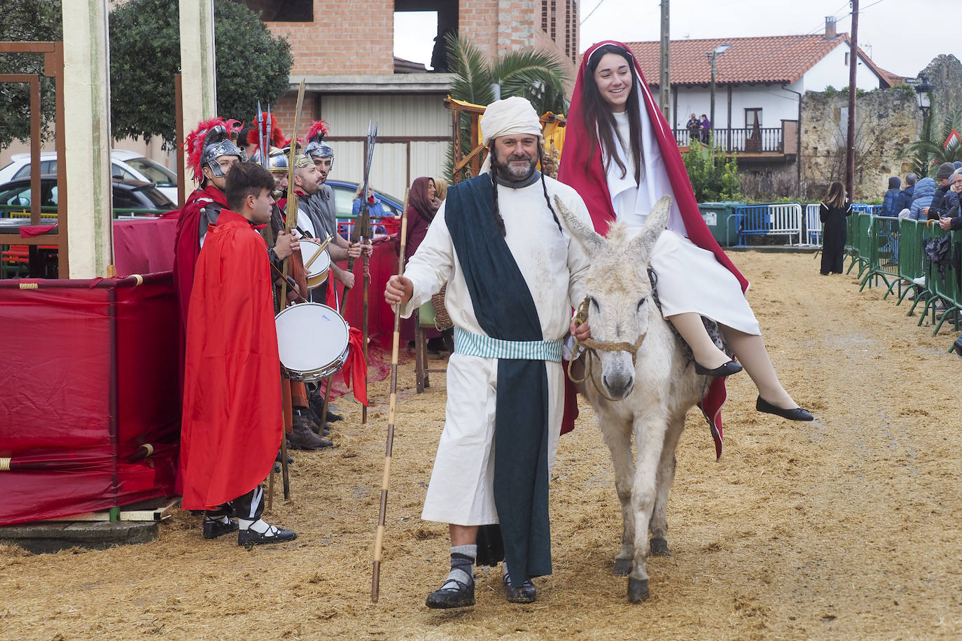 La Virgen María y José  desfilaron acompañados por un burro blanco.