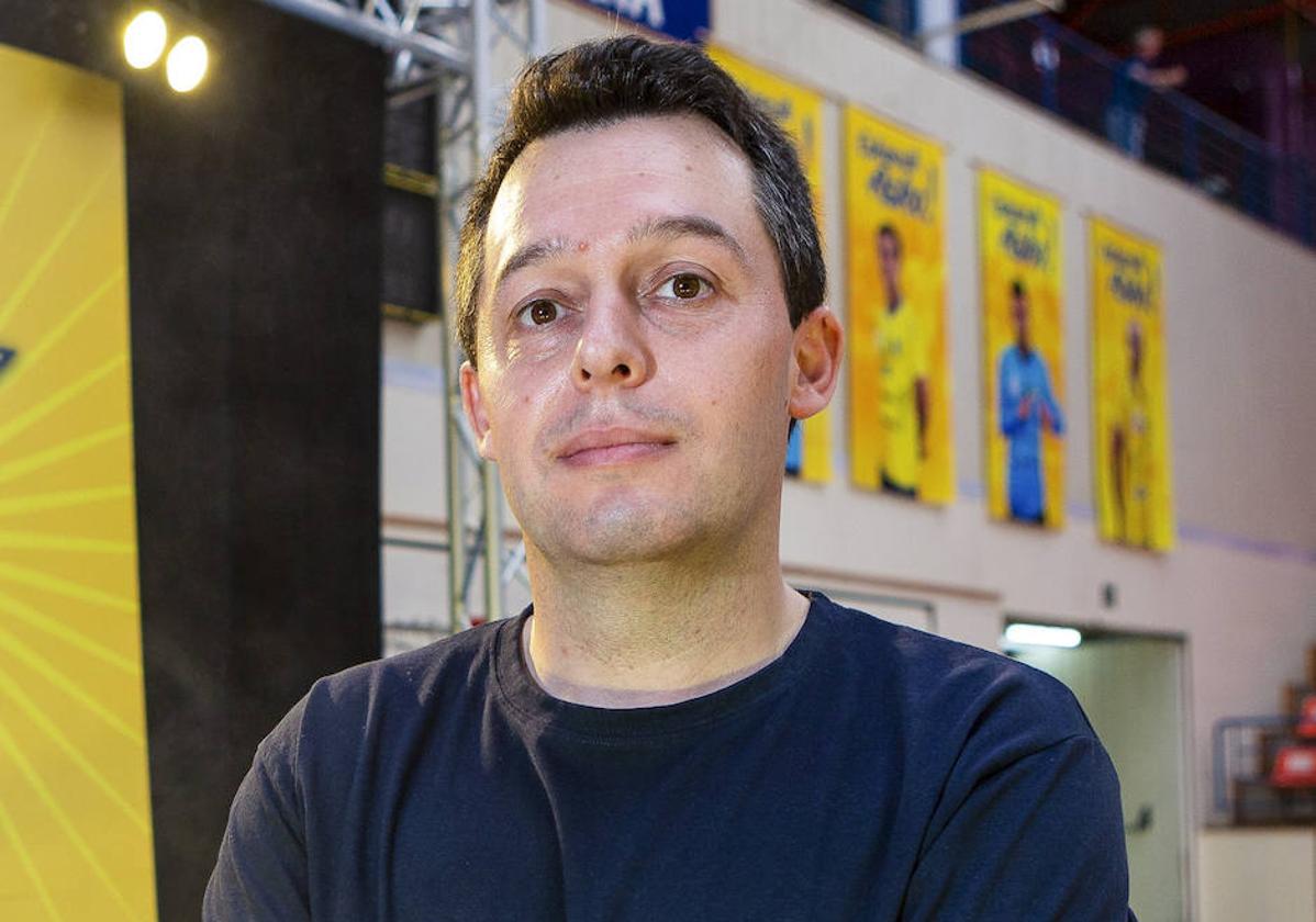 Jacobo Cuétara, que entrenará al Bathco Torrelavega la próxima temporada, posa en Artaleku.