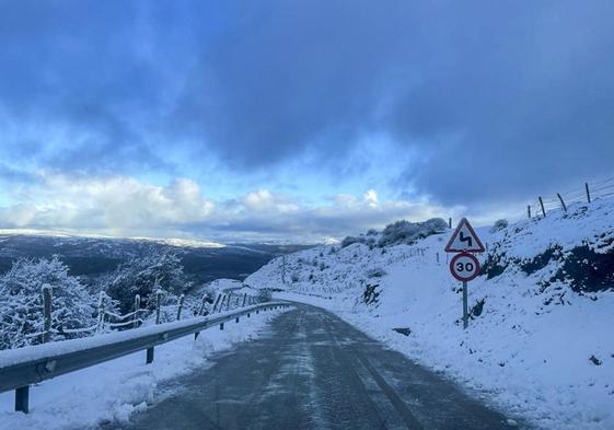 Carretera nevada en el entorno de Valderredible