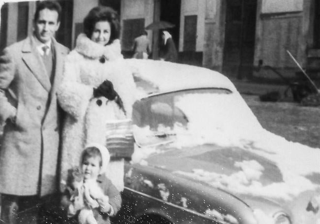 Encarna, en sus segundas Navidades, sostiene una muñeca y posa junto a sus padres, Julio y Encarna. Viajaron a La Coruña, donde vivían sus abuelos. La nevada quedó reflejada en el coche.