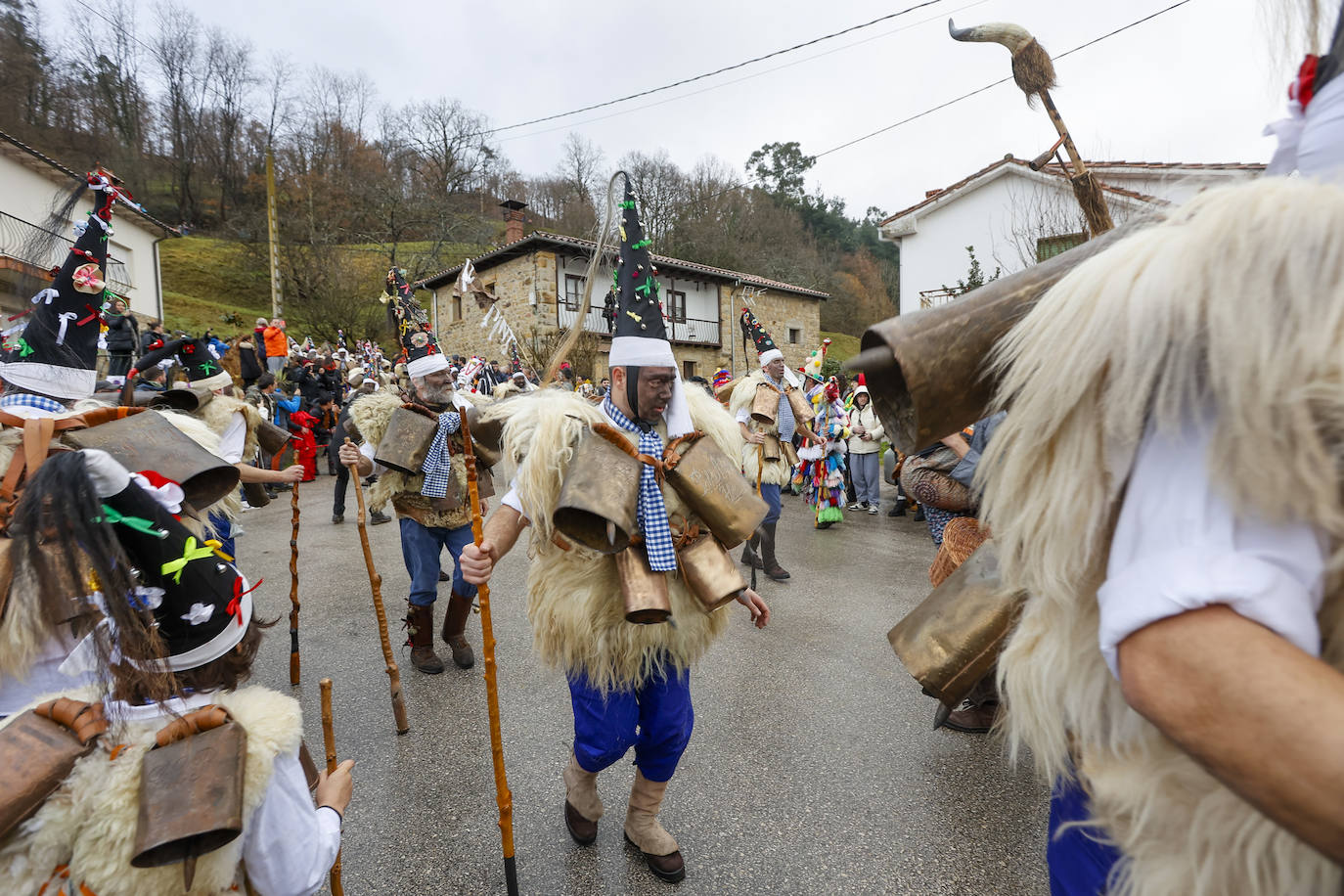 Zarramacos llegando al centro de Silió.