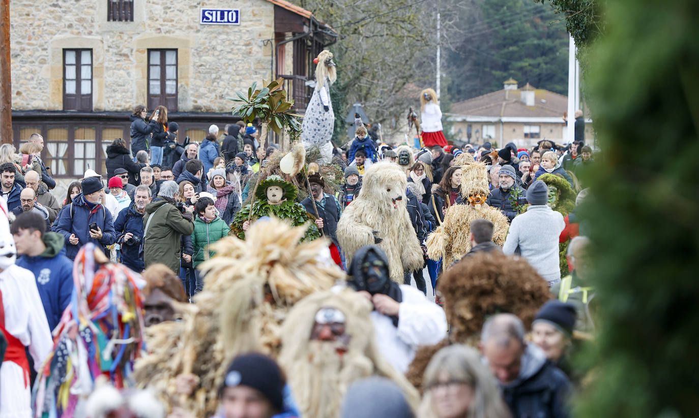 El oso es uno de los grandes protagonistas de la tradicional mascarada de invierno.