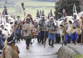 Zarramacos durante el recorrido de La Vijanera.