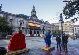 Vecinos caminan por el Bulevar Demetrio Herrero, frente al Palacio municipal, ayer, en Torrelavega.