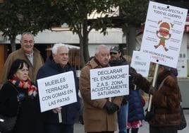Vecinos del centro de Santander protestan contra los ruidos de los vehículos y la hostelería, en una imagen de archivo.