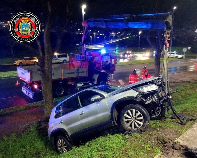 Los bomberos tuvieron que emplear un autotanque para liberar al vehículo.