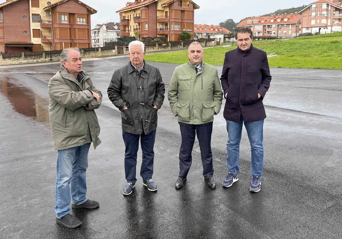 Las autoridades en el nuevo aparcamiento y recinto de actividades en San Miguel de Meruelo.