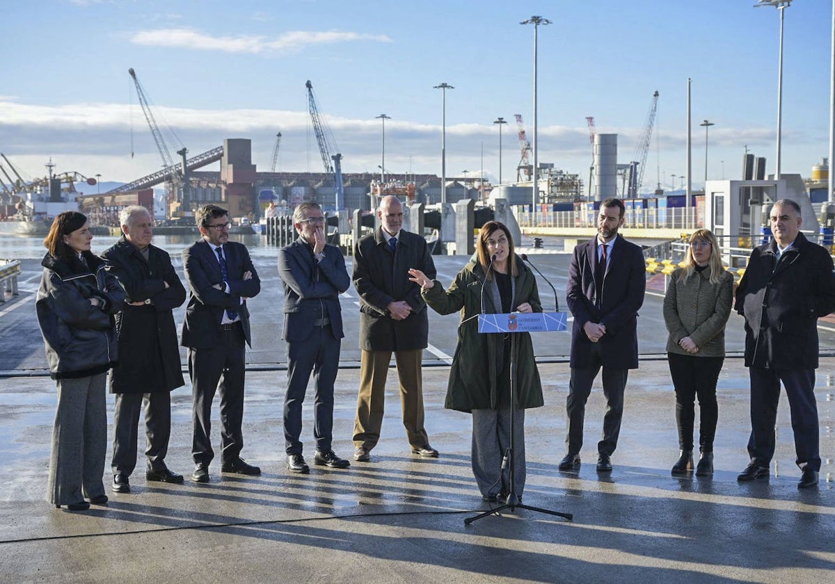 Buruaga habla este lunes, en el nuevo Muelle de Maliaño, junto a autoridades locales y nacionales.