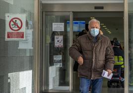 Un hombre sale del centro de salud El Alisal, en Santander, con la mascarilla puesta.