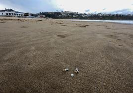 Restos de bolas de plástico, ayer, en la playa de La Concha, en Suances.