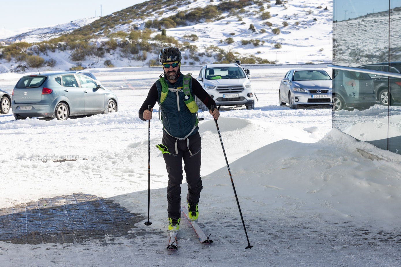 Algun aficionado se ha acercado a Brañavieja para disfrutar de la nieve caída el fin de semana, aunque la estación no esté abierta.