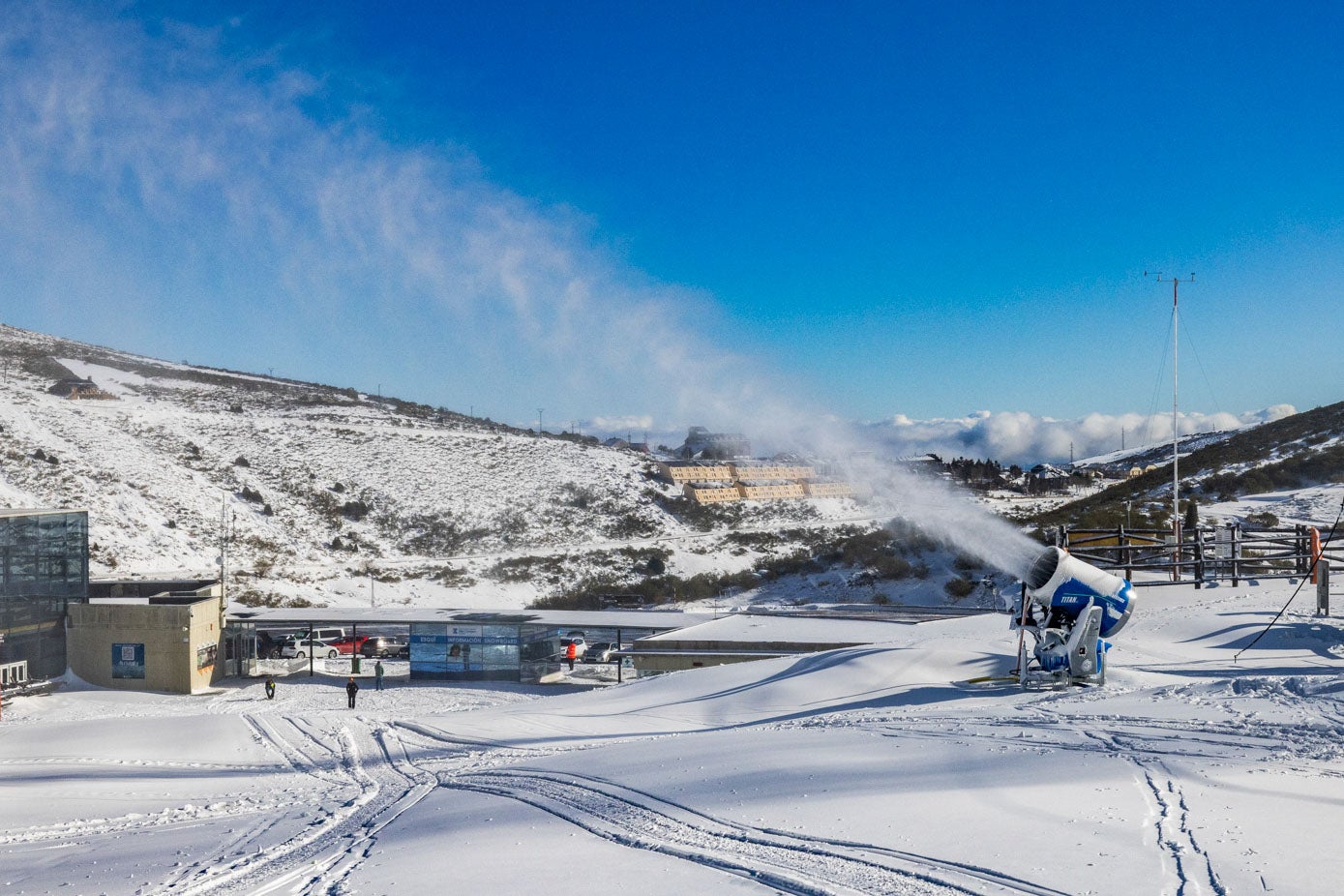 Los cañones de la zona más baja lanzan nieve artificial hacia la pista.