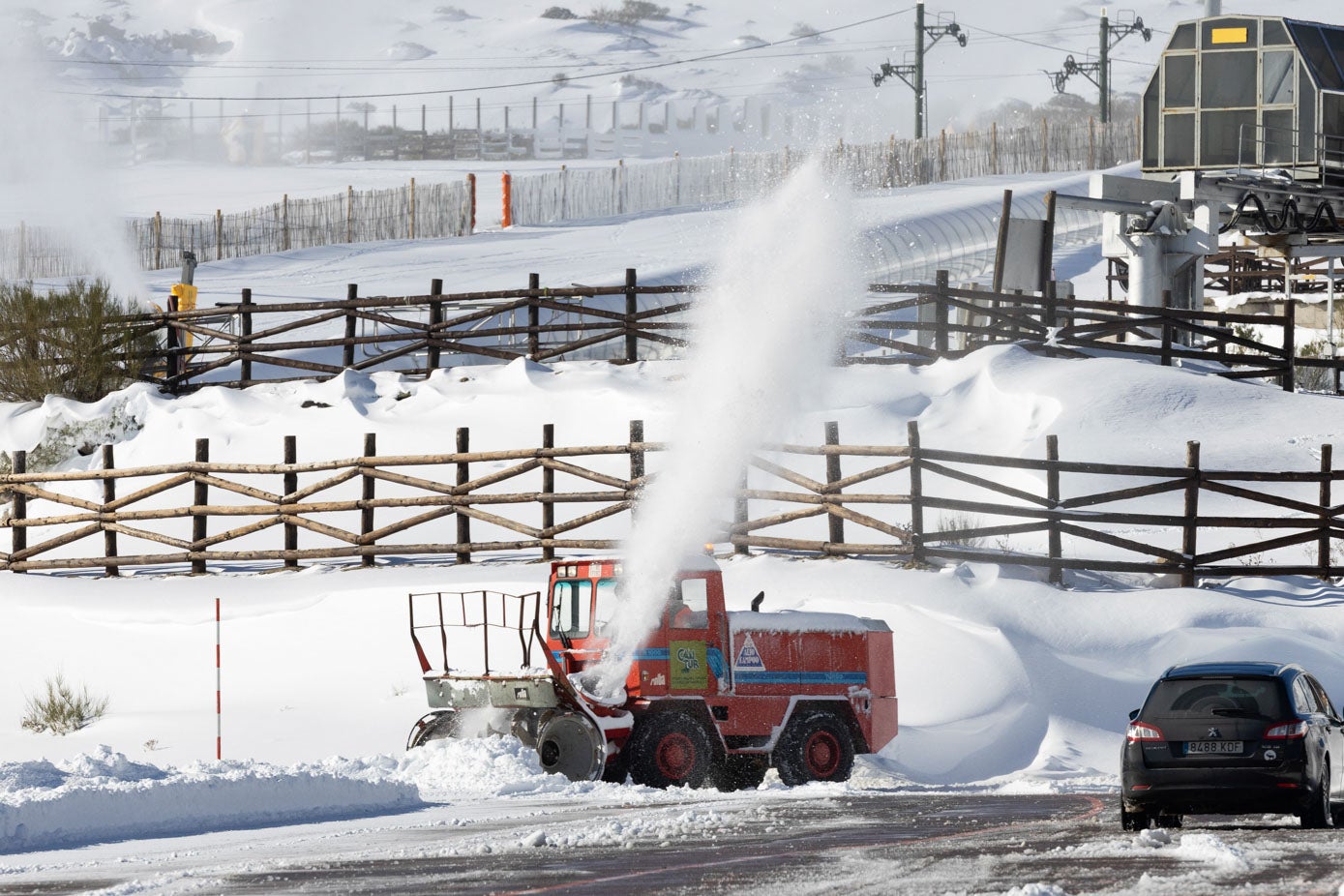 La máquina fresadora limpia de nieve el aparcamiento.