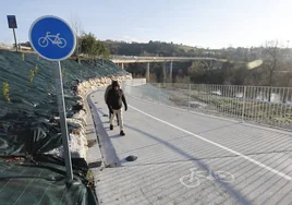 Vecinos caminan por la nueva rampa peatonal y ciclista, este martes, en Torrelavega.
