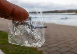 Una bolsa con pélets recogidos en Suances.