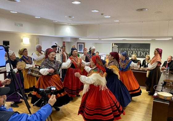 la Agrupación Musical y Cultural 'Los Ventolines' ha puesto el broche al acto con música y baile.