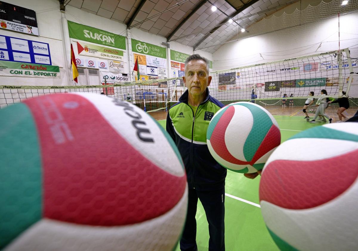 Daniel Gallardo posa en el Matilde de la Torre antes del entrenamiento del martes del Textil.