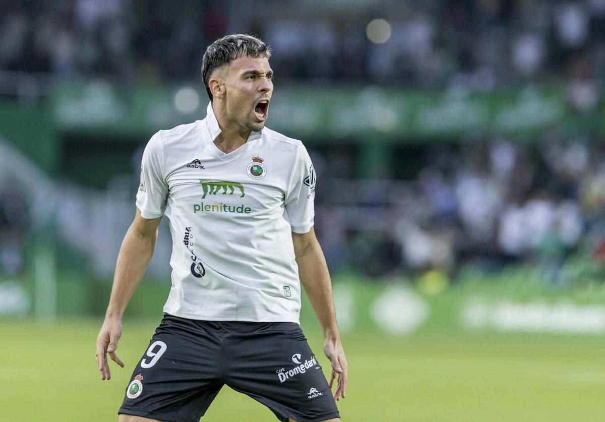 Juan Carlos Arana celebra un gol frente al Valladolid.