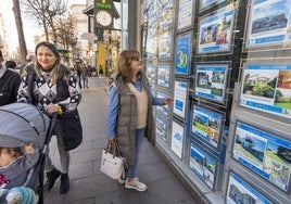 Anuncios en una inmobiliaria del centro de Santander.