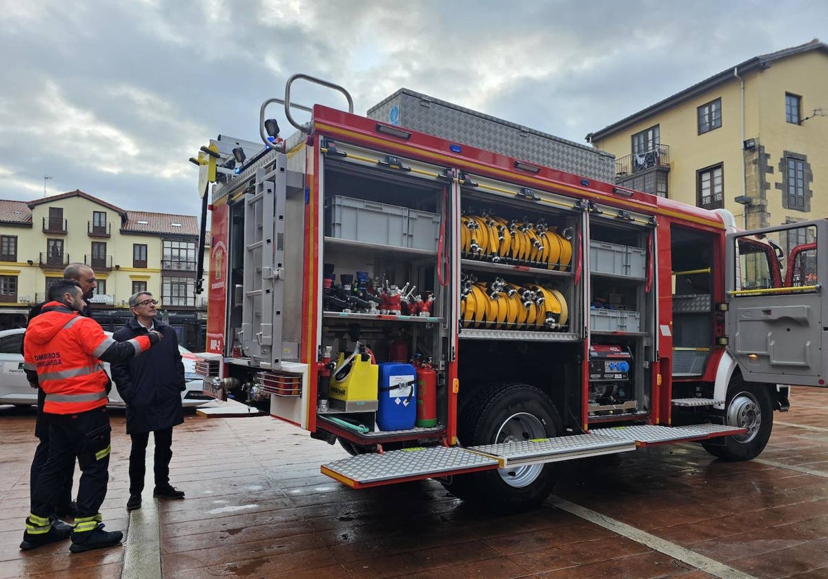 Presentación del vehículo, este miércoles en la plaza Baldomero Iglesias.