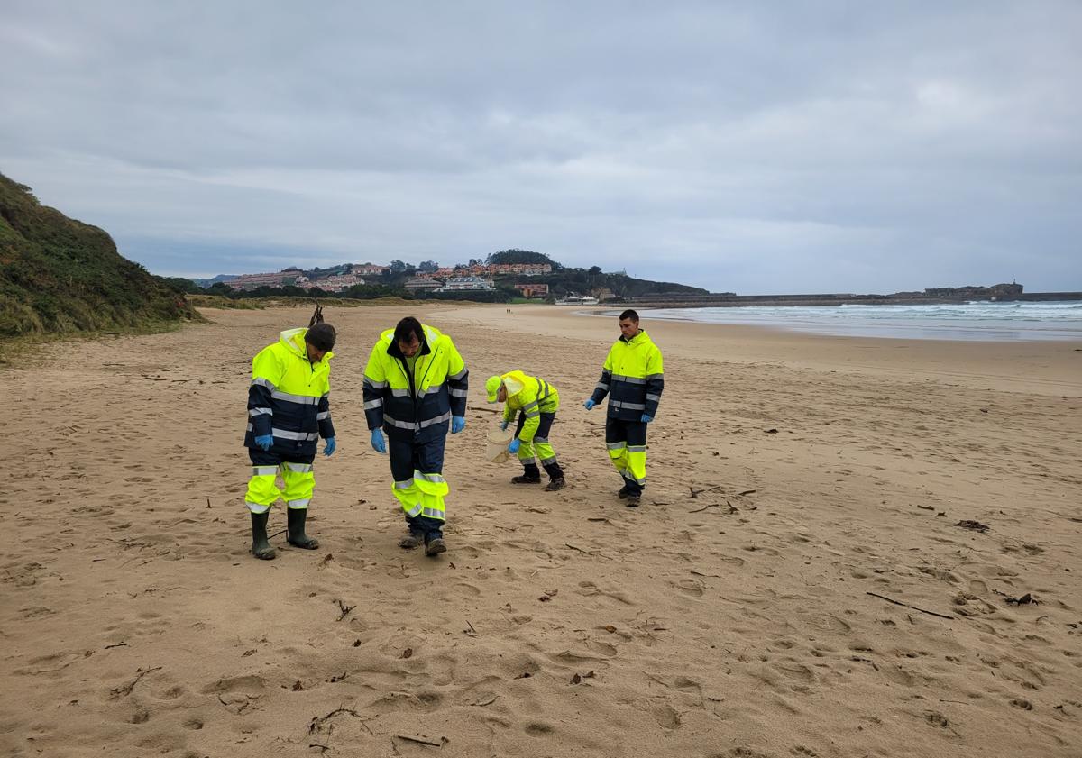 Imagen principal - Técnicos inspeccionando las playas de San Vicente.