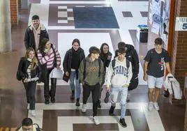 Estudiantes de la Universidad de Cantabria, en los pasillos del edificio Interfacultativo.