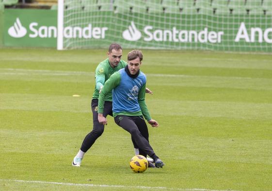 Pombo y Dani Fernández pugnan por un balón.