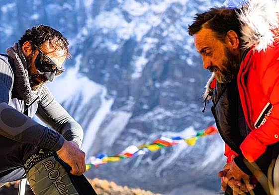 Alex Txikon junto a Eneko Garamendi, el cicerone de la expedición.