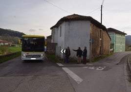 La casa tapón se ubica en el cruce de la carretera negra de Salcedo y su eliminación permitirá ampliar el grado de giro para vehículos y autobuses.