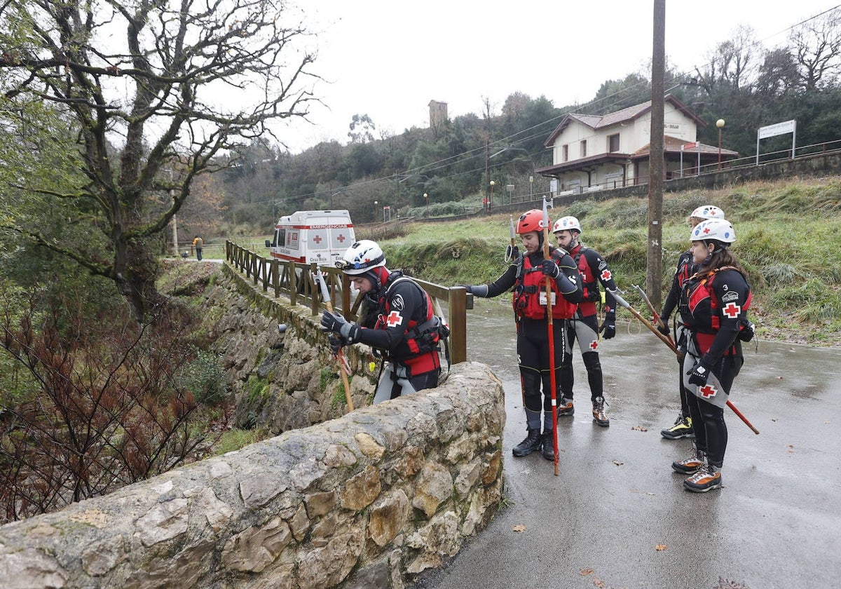 Integrantes del Equipo de Respuesta Inmediata en Emergencias (ERIE) y de Búsqueda y Salvamento en el Medio Acuático (BSMA), de Cruz Roja, emprenden la búsqueda de Fidel Morante en el río Saja, este jueves, junto a la Estación de Santa Isabel de Quijas.