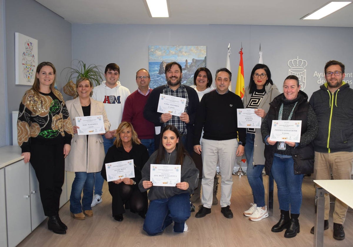 Los ganadores del VIII Concurso de decoración navideña recibieron sus vales en un acto que contó con la presencia del alcalde de Piélagos, Carlos Caramés, y la concejala de Cultura, Carmen Bedoya, entre otros.