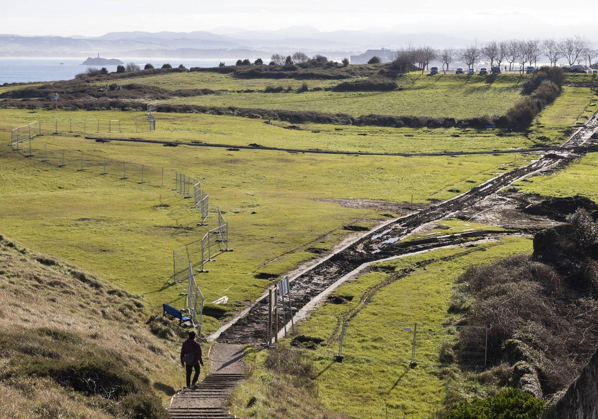 Vista de los tres nuevos itinerarios peatonales trazados dentro del futuro Parque 2020, en la vaguada de Cabo Mayor.