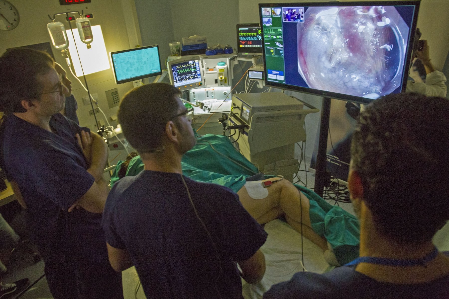 Intervención en una sala de endoscopias, una de las pruebas que acumula actualmente varios meses de espera en el SCS