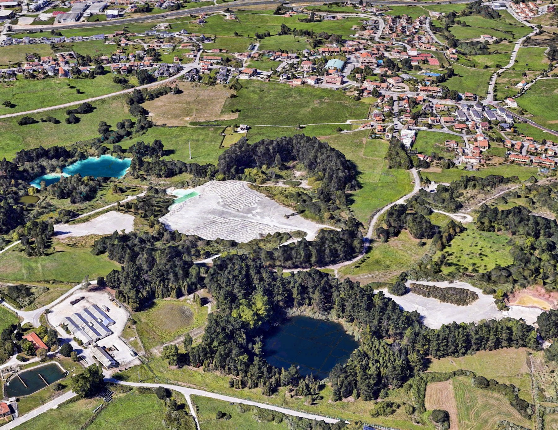 Cráteres de cavidades salinas de Solvay en Polanco, rehabilitados medioambientalmente.