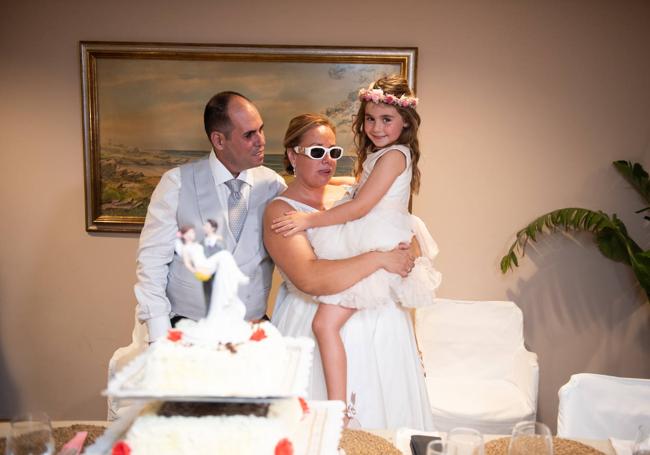 La pareja junto a su hija Luna de seis años, que el día de la boda en el Gran Hotel Victoria. La pequeña «se levantó a las siete de la mañana y a las dos de la madrugada seguía bailando», recuerda su madre.