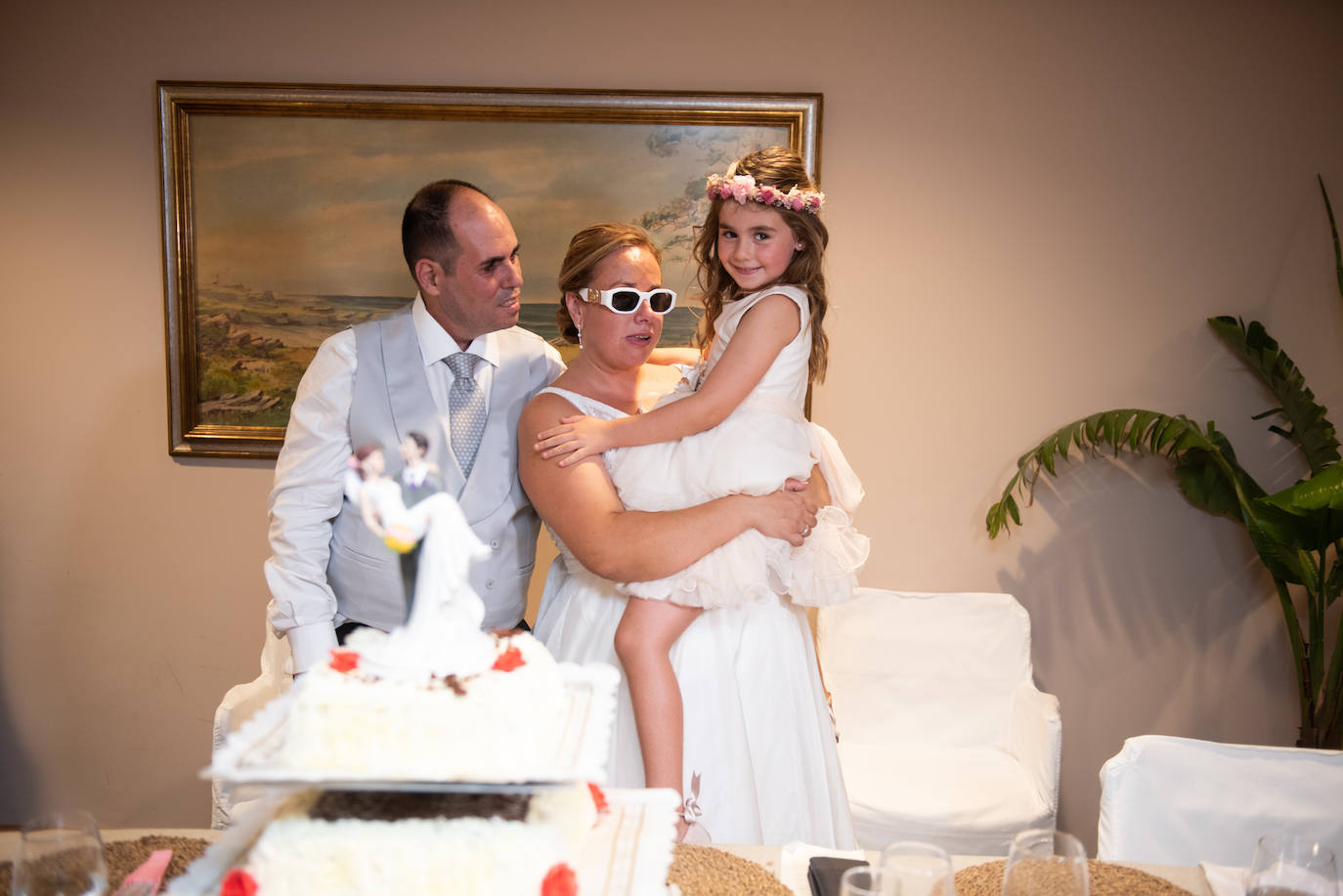 La pareja junto a su hija Luna de seis años, que el día de la boda en el Gran Hotel Victoria. La pequeña «se levantó a las siete de la mañana y a las dos de la madrugada seguía bailando», recuerda su madre. 