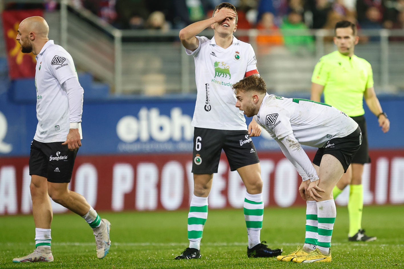 Ekain, Íñigo Sainz-Maza y Peque se lamentan por una ocasión perdida. 